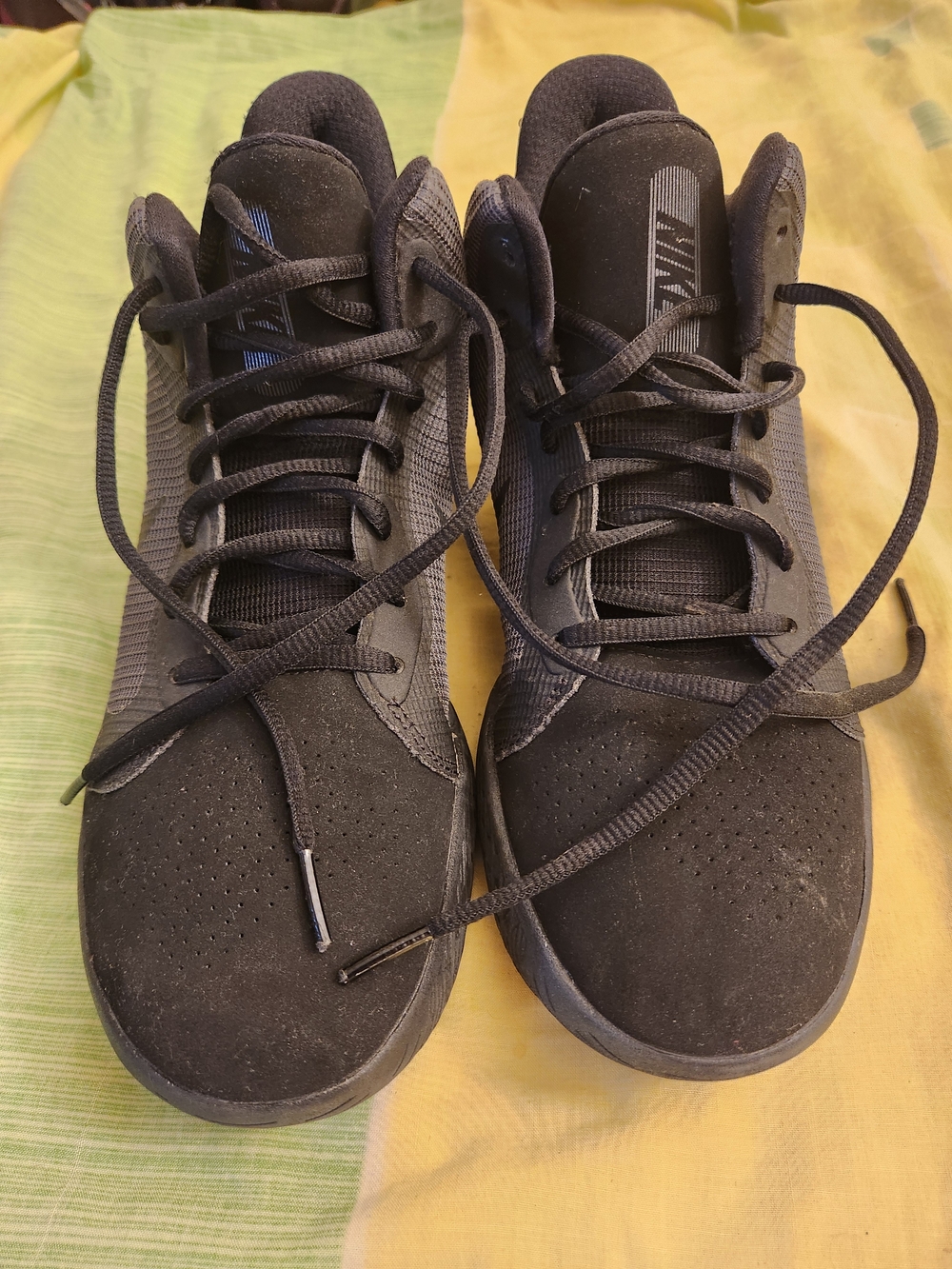 Nike Men's Black Low-Top Athletic Sneakers with Subtle Gray Accents